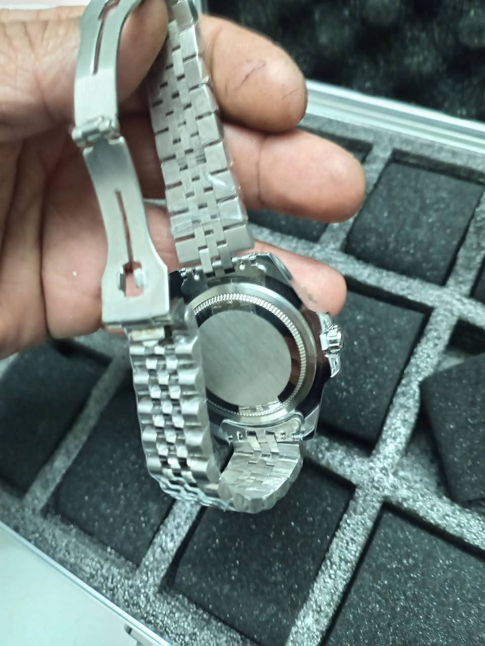 ساعه ومحفضه رولكس معه ملحقات. رولكس جي ام تي بيبسي رنك دوار عدسه تاريخ قفل فراشه محفضه جلد ماستر كوالتي ٣٥ وتوصيل مجاني اخر قطعه


**إذا كنت صاحب هذا الإعلان وتريد حذفه لأي سبب، رجاءا أرسل رسالة إلى الدعم الفني**