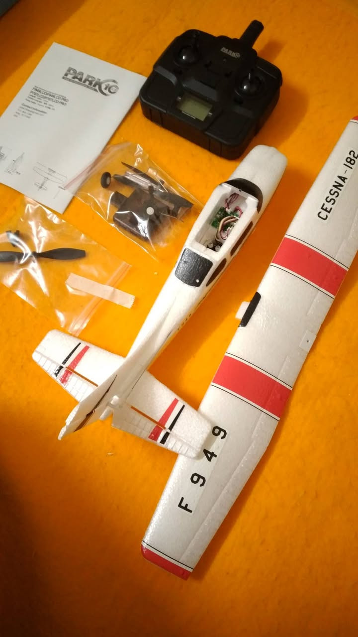 طائرة شراعيه غير مستخدمة مع ريمونت تحكم كامل ملحقات قياس طول 37 cm طول اجنحه 50 cm من شركة معروفه. ألمهتم تواصل خاص توصيل متوفر


**إذا كنت صاحب هذا الإعلان وتريد حذفه لأي سبب، رجاءا أرسل رسالة إلى الدعم الفني**