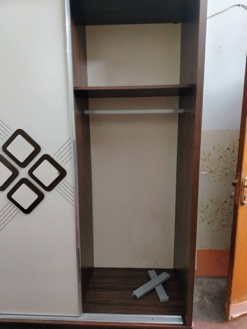 غرفة نوم لبيع ٦ قطع نظيفة 225 الف بيها مجال *********** الإسكان بكركوك
