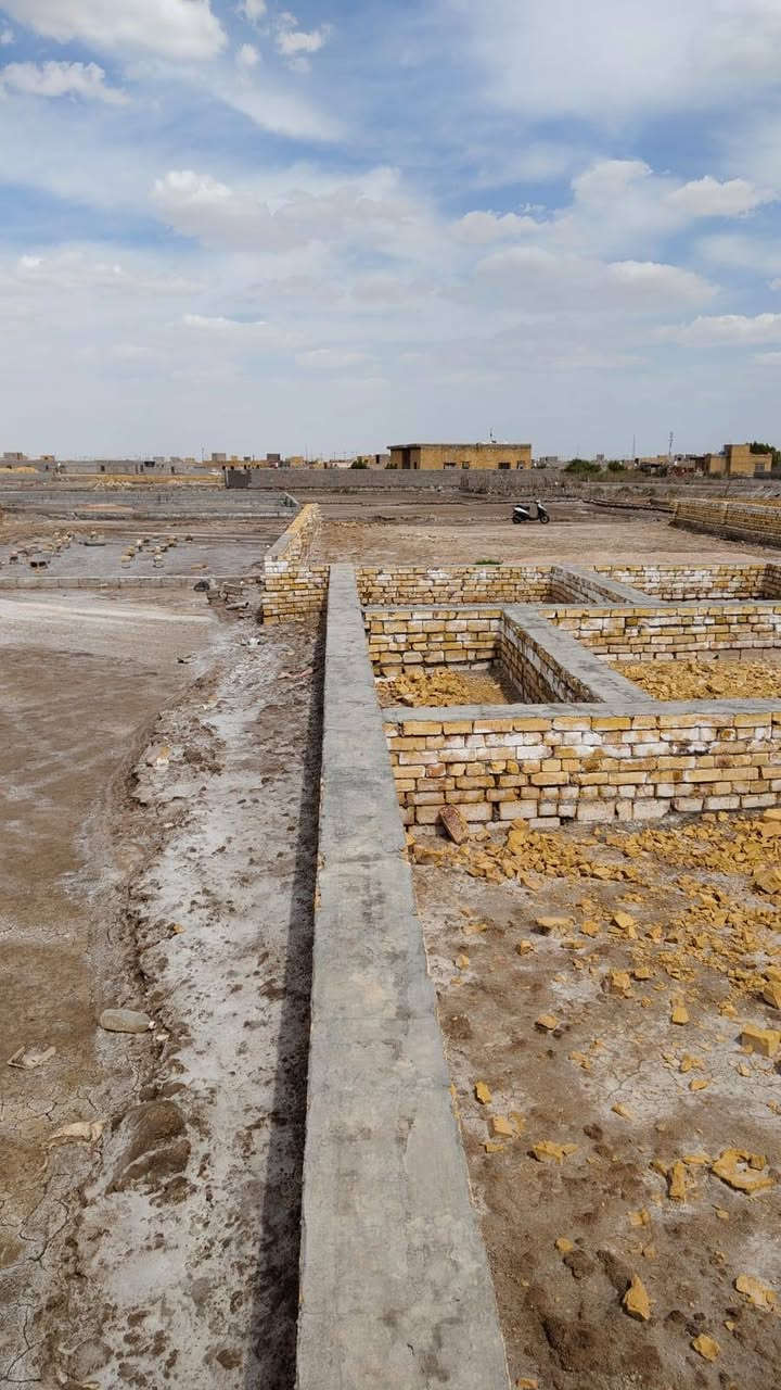 قطعة للبيع بحي الزهراء قرب البرج يم خالد راضي مساحتها ٥٠٠ متر مشيد عليها اساس للاستفسار الاتصال على الرقم *********** او مراجعة مكتب عقارات املاك الخضر مقابل ثانوية الاندلس للبنات نستقبل عروضكم العقاريه
