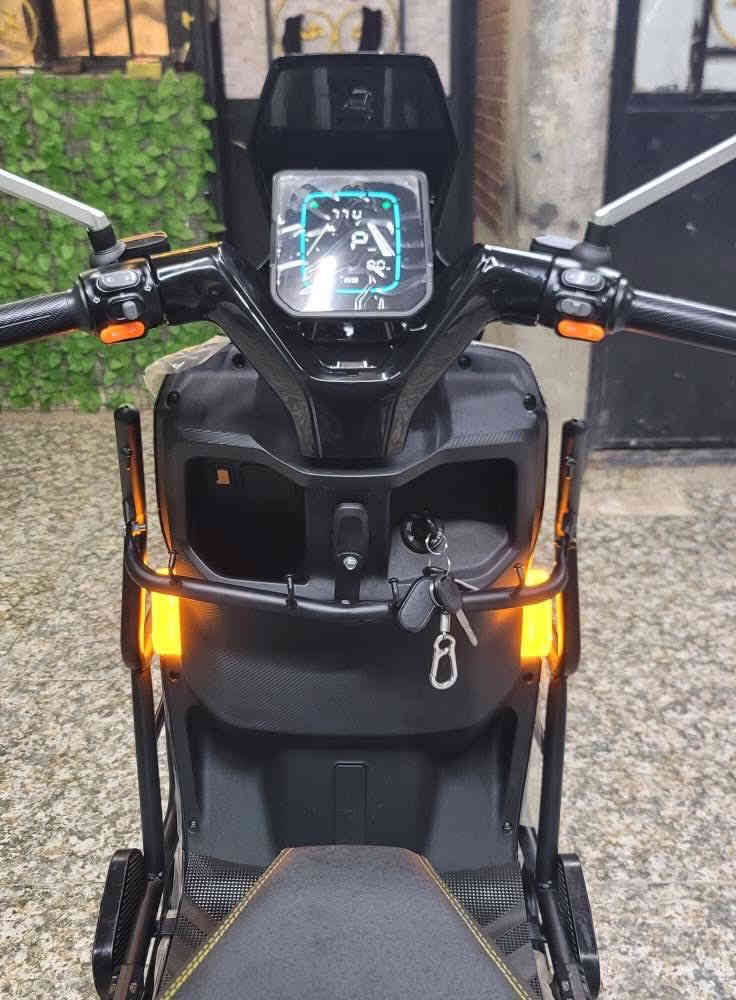 دراجه شحن صاعقه لبيع جديدة اخت  مدرعه وياهة جنطة وجادر والدراجه كلش جديدة فول مواصفات نظام رجوع Rمانع نزلاق Tcsومانع نحدار جبلي  منفذ شحن يوسبي لموبايل جنتها الداخليه جبيرة قاطع دورة بيها لايت زنون لدات خلفي امامي بصمه وسويج وسوج جنطه الاتصال على رقم *********** ماني الصويرة شارع المركز
