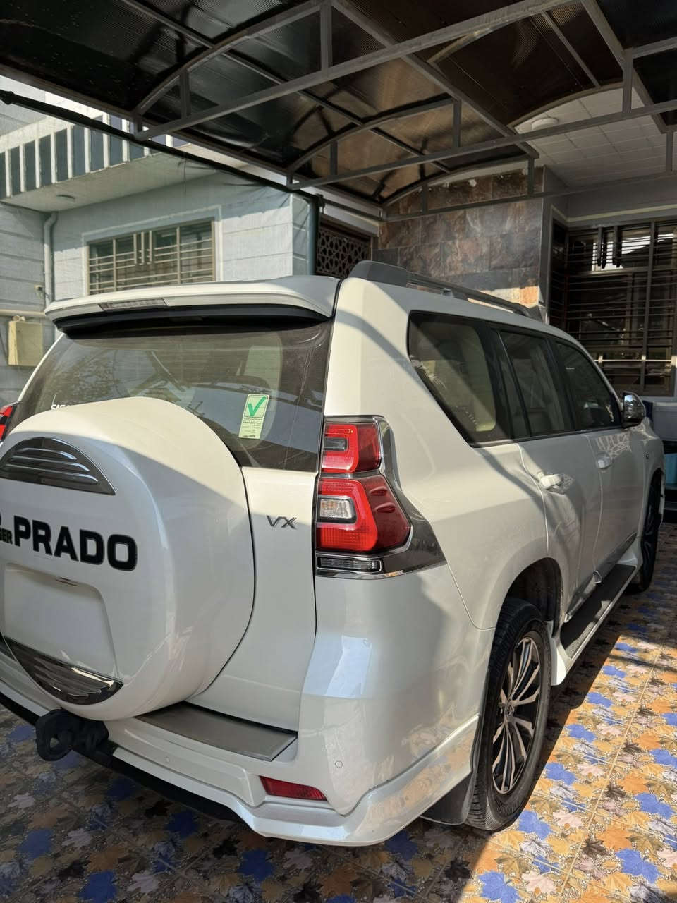 سلام عليكم
برادو 2023 vx باب اول اعلى شي بل برادو مغلفه ppf مكفوله كفاله عامه ماشيه 26 الف السعر 555$ 
مصطفى ***********
