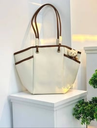 حقيبة جلد • ألوان متنوعة • توصيل مجاني