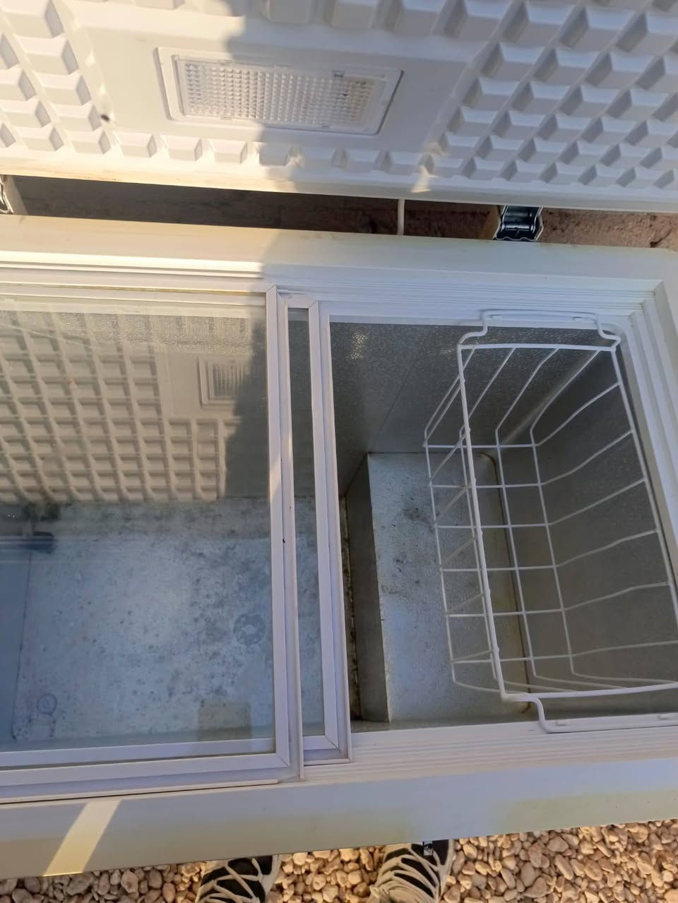 السلام عليكم كشر مجمدة للبيع بدون ماطور  بعدة جديد المكان القائم والشراي يتفضل ***********8
