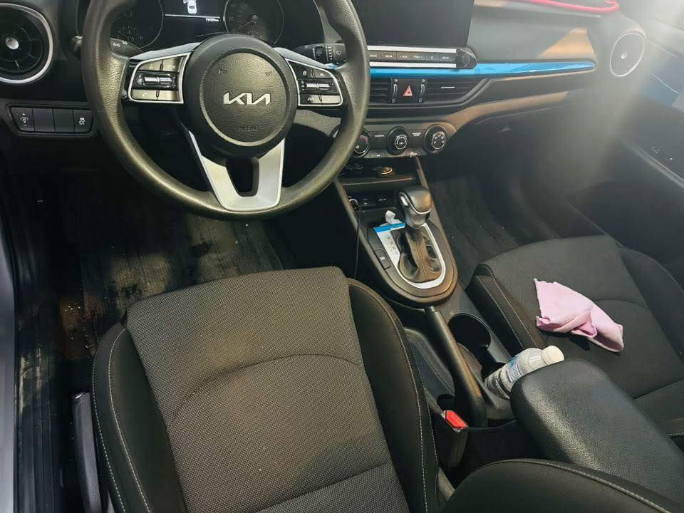 السلام عليكم
كيا فورتي ٢٠٢٣ وارد امريكي للبيع

 مواصفات السيارة 

١_ تحكم استيرن جهتين 

٢_ شاشة كبيرة  

٣_ كاميرة خلفية  

٤_ تحديد مسار 

٥_ رادار امامي وجانبي تنبيه 

٦_ تثبيت سرعة

٧_ ويل كب

   محرك 2000 دوش  ٣ تحكمات قيادة مود درايف

ضرره موضح بالصور ….
وبيها طخة موضحة بالصورة مامصلحة
سعر 160 بيها مجال بسيط جداً اتصال *********** مكاني بغداد
