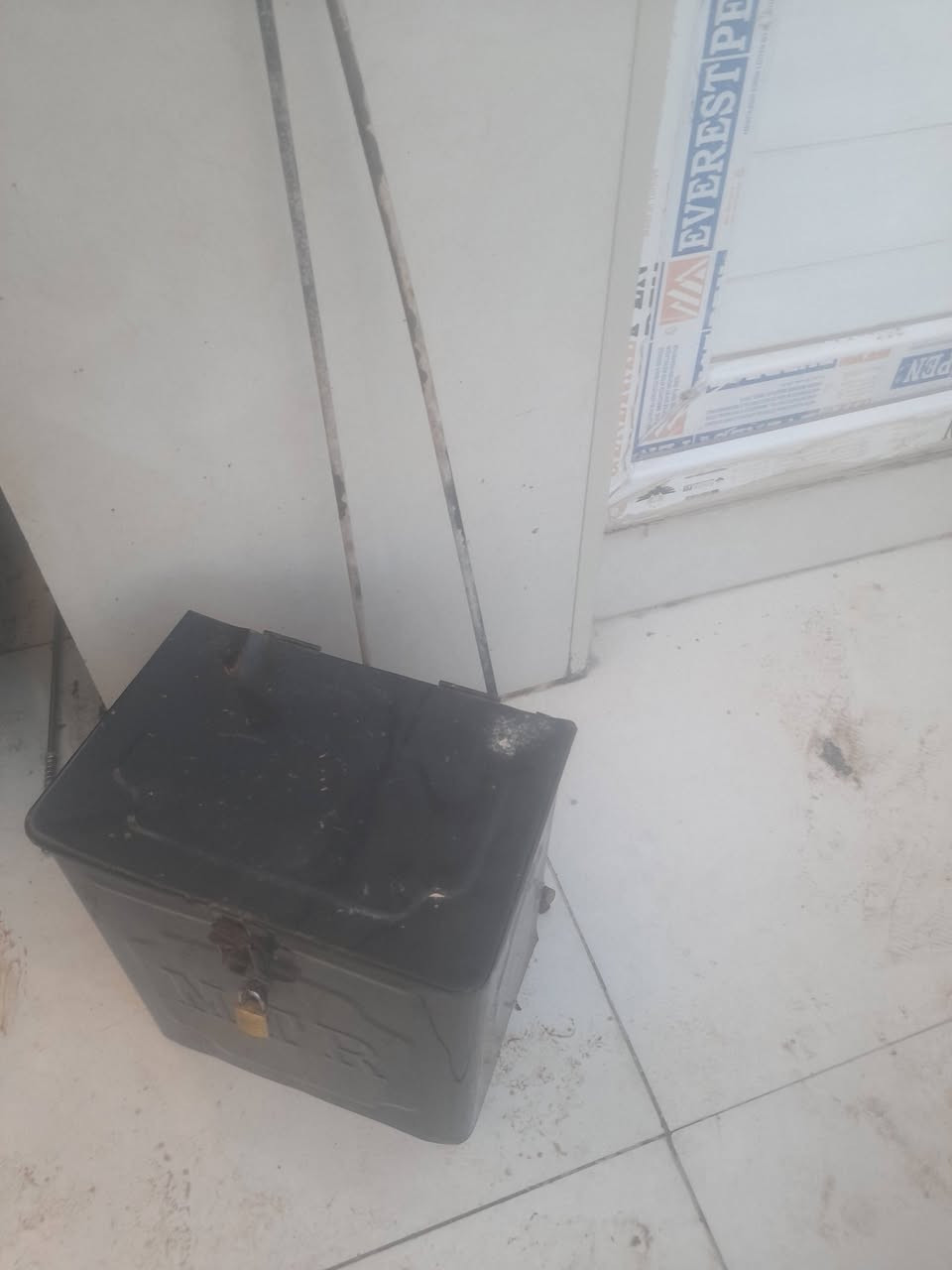 عمي السلام  غراض ستوت لبيع كلهن ٢٠ وبيه مجال *********** مكاني قريب على المطار
