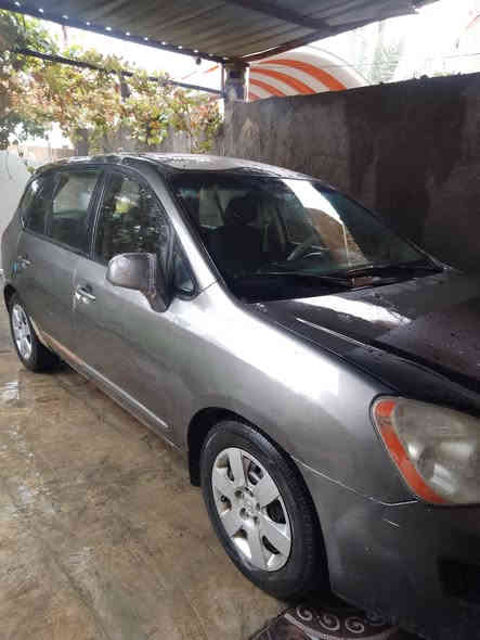 سياره كيا رندو للبيع موديل 2009 محرك 2400 أربعة سلندر وارد امريكي كير محرك مكفوله ومضمون مصبوغه حزام كهربائيات شغاله السيارة بأسمي السنويه 2029 السعر 74 وبيه مجال مكاني راوه رقم الهاتف ***********
