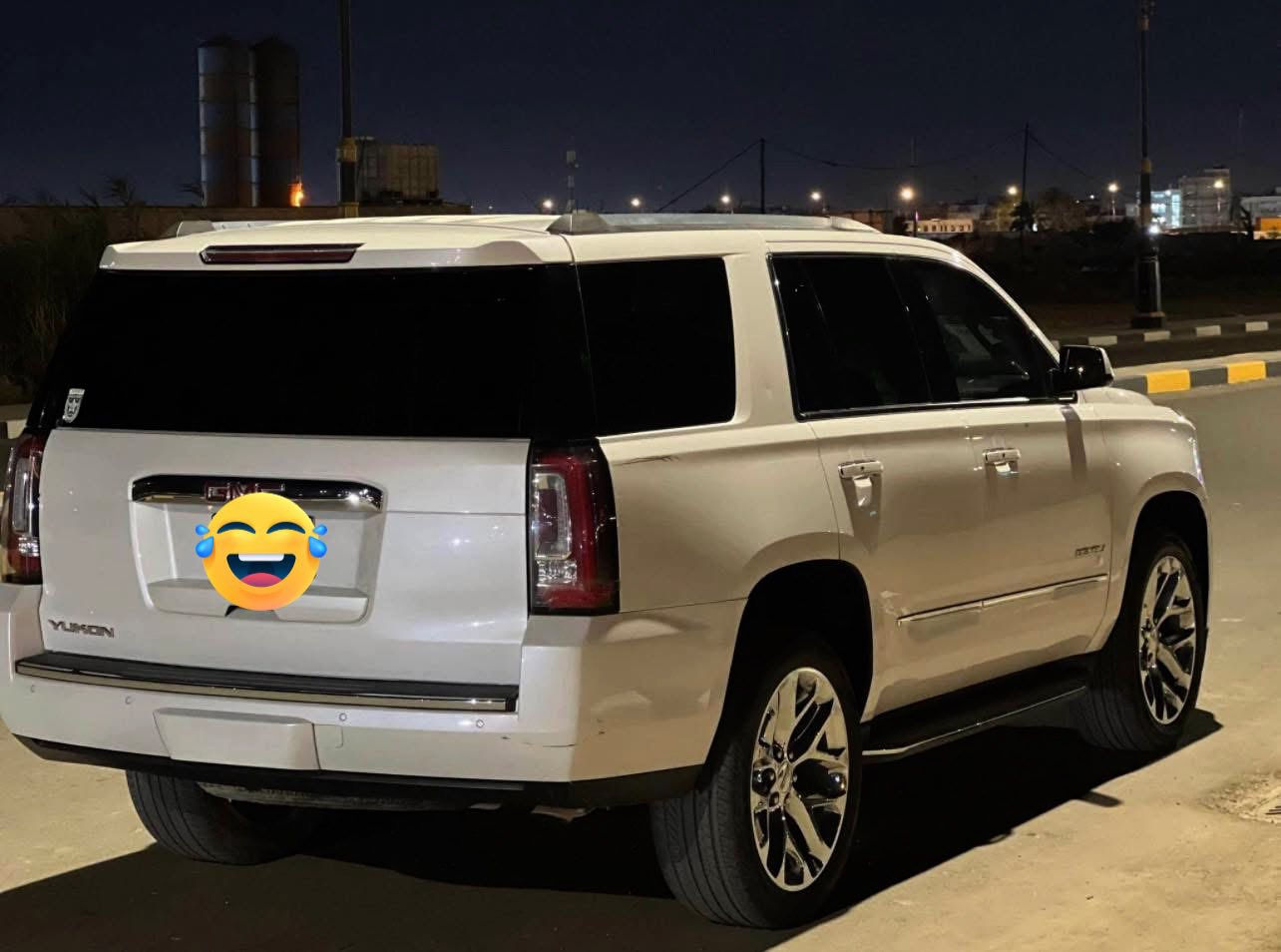 السلام عليكم 
يوكن 2015 فول ما عدا الفتحه . 
السياره محرك 5300 ( يعني محرك و كير تاهو يجي المرغوب ) .  

رقم بغداد الجديد بأسمي شخصيا 
مكينة V8 5300
المواصفات 
بصمة تشغيل +ابواب
نظام eco
رادار امامي
رادارات مري 
تنبية تصادم امامي 
نظام تنبية خروج عن المسار 
حساسات اماميه
حساسات خلفية
كامرة خلفية
شاشة كبيره + قاصه
كشن تنبية السائق
كشنات كهرباء تدفئة تبريد
كشنات خزن ميموري
جنطه كهرباء
ستيرن كهرباء
تدفئة ستيرن
ويل 20  كروم 
كير مكينة كفالة ما مفتوحات  صدر تبريد تدفئه كله فول .. . 
ماكو اي كلًوب( عطل )  بالدشبول مشتغل  بيهه . 

ماشيه 180 الف 
كاملة السياره بدون نقص  
شغل و اطلع ترايك من بغداد للسعوديه 
حادثه طخطخات بسيطه بدون دواخل 
شاصي و الغد كله سليييم 

 مصبوغة عام  ((من ابيض الى صدفي))
صبغ عام السياره . 

مكاني بغداد العامريه  

السعر  267 ورقه 
اخوان السياره جاهزه للاخير  نقص 
برغي ما بيهه 
***********واتس اب
