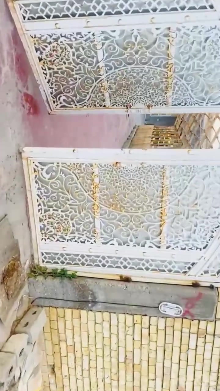 سلام عليكم دار البيع
دار لبيع  مساحه 550متر
البيت طابق ونص  طابو زراعي سند 25
البيت حديث بنا درجه اولى 
محتويات الدار حوش مساحه كبيرة +حديقة
استقبال +مطبخ حار بارد +صاله + 3 غرف +ترك عدد 2 علي طول البيت. 
السعر 220 وبي مجال
مكان الوسمة والنواط قرب منطقه الشعب
الاستفسار ‏‪0773 112 8843‬‏
