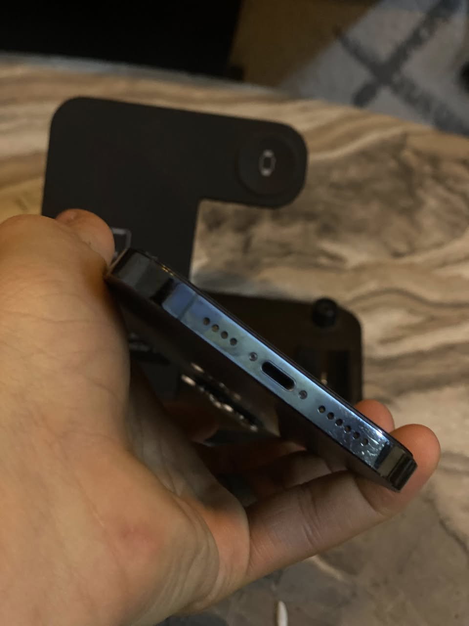 ايفون 12 pro max
منوذج M 
 ذاكره 256
 بطاريه 100 مبدله 
والضهر بي فطر مثل ما موضح بالصوره 
فيس ايدي شغال 
شاشه ما مبدله 
الجهاز مستبدل فقط بطاريه والباقي على حاله الوكاله
سعره: 450 الف وبي مجال  
رقمي بي واتساب : ***********
