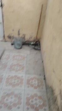 بيت تجاوز 50متر بي غرفه وترك وحولي صغير وصاله ومطبخ وحمام تواليت مشترك...