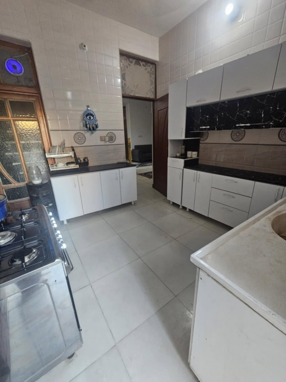 دار طابو صرف مساحته ٢٠٠م للبيع يحتوي على غرفتين نوم واستقبال وهول صحيات داخلية وخارجيه ومطبخ الطابق الثاني يحتوي على غرفه بدون لبخ ولا كاشي العنوان سيف سعد شارع ٣٠ قرب أسواق النافعي عرض الشارع ١٥م للاستفسار الاتصال على الرقم ***********
