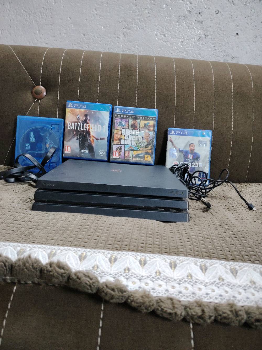 بلى فور برو مستخدم شهر مع اقراص جيتي اي 5 وفيفا وحرب وقرص هديا وملحقاته ولايوجد يده سعر 350