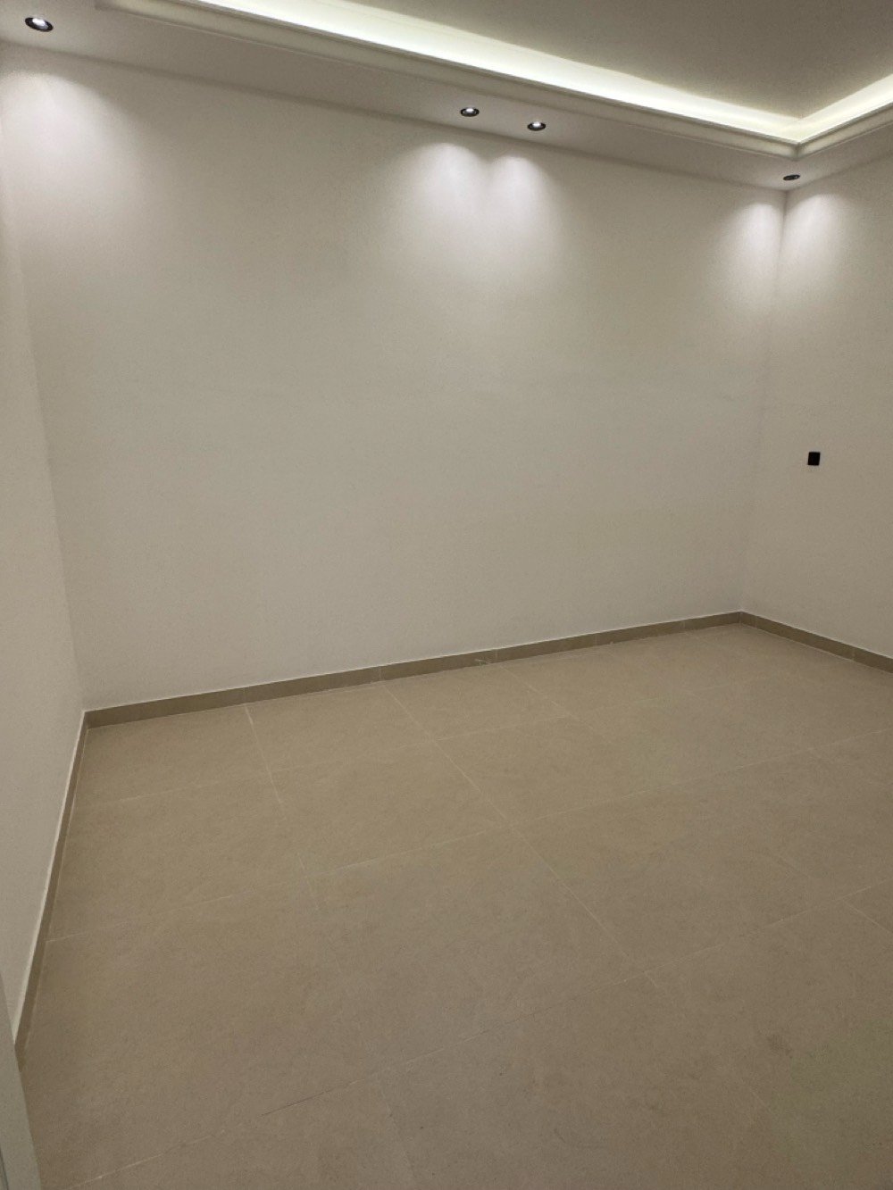 للبيع دار حديث البناء بتصميم عصري وجميل مكون من عدة غرف واسعة مع إضاءة سقفية احترافية. الدار مزود بنظام صحي حديث ومراحيض أنيقة. 

تتميز الغرف بالأرضيات السيراميكية اللامعة والجدران ذات الطلاء الأبيض الدافئ. تحتوي على سلم داخلي بتصميم فخم يضفي الفخامة على المكان. 

الواجهة أنيقة وملفتة للنظر مع بوابة حديدية طراز غربي.