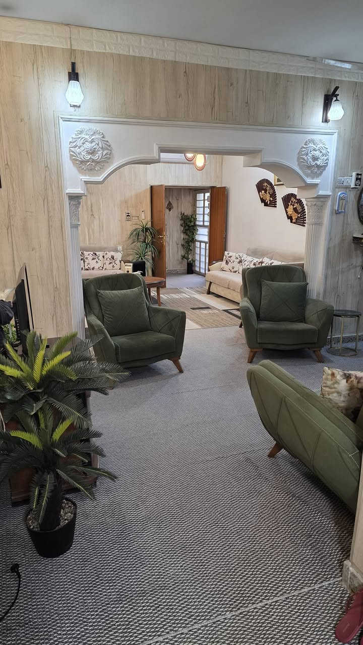 بيت ٢٠٠ متر بسعر ٣٨٥
بيت ومشتمل للبيع في الغزالية شارع الضغط

المساحة ٢٠٠ متر بيت جدا جدا نضيف والصور واضحة
الواجهة ١٠ متر النزال ٢٠

الطابق الارضي من البيت يتكون
 من كراج كبير ومطابخ عدد ٢ حار وبارد
وصالة كبيرة وغرفة نوم وحولي 
والطابق الثاني غرفتين نوم

المشتمل يتكون 
من صالة كبيرة مع مطبخ مفتوح وصحيات
والطابق الاول يتكون من ثلاث غرف نوم مع 
صحيات

ملاحظة البيت عن المشتمل مفروز فقط بيبان خشب 
يعني من الممكن فتح البيبان ويصبح بيت واحد
السعر ٣٨٥ مليون وبيه مجال بسيط
للاستفسار اكثر اتصل على الرقم ***********

الموقعالغزالية قريب نهاية شارع الضغط فرع الحديقة او الموكب على جهة يسار شارع الضغط الشارع المؤدي الى جامع السيدة زينب البيت الثالث
