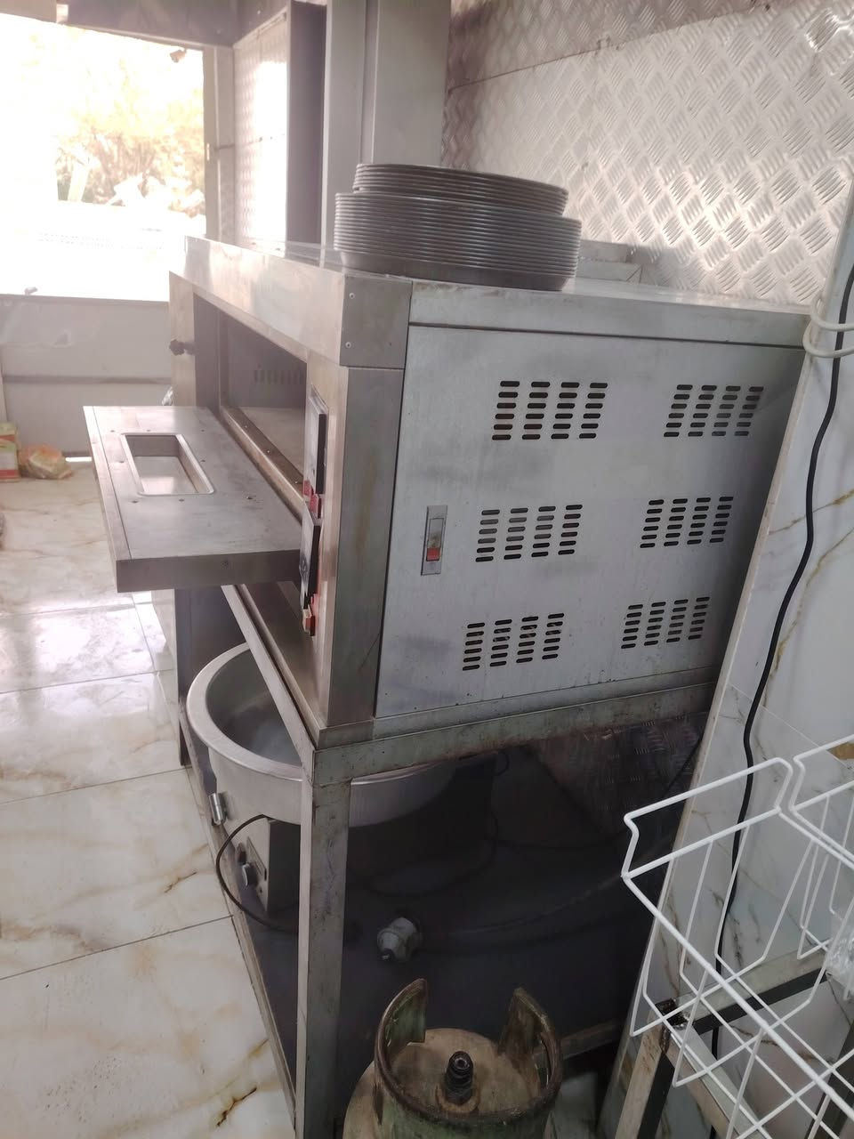 ميز سل ستيل +فرن بيزه +عجانه جديد +حمايه ريزو البيع تصل رقم *********** تدلل
