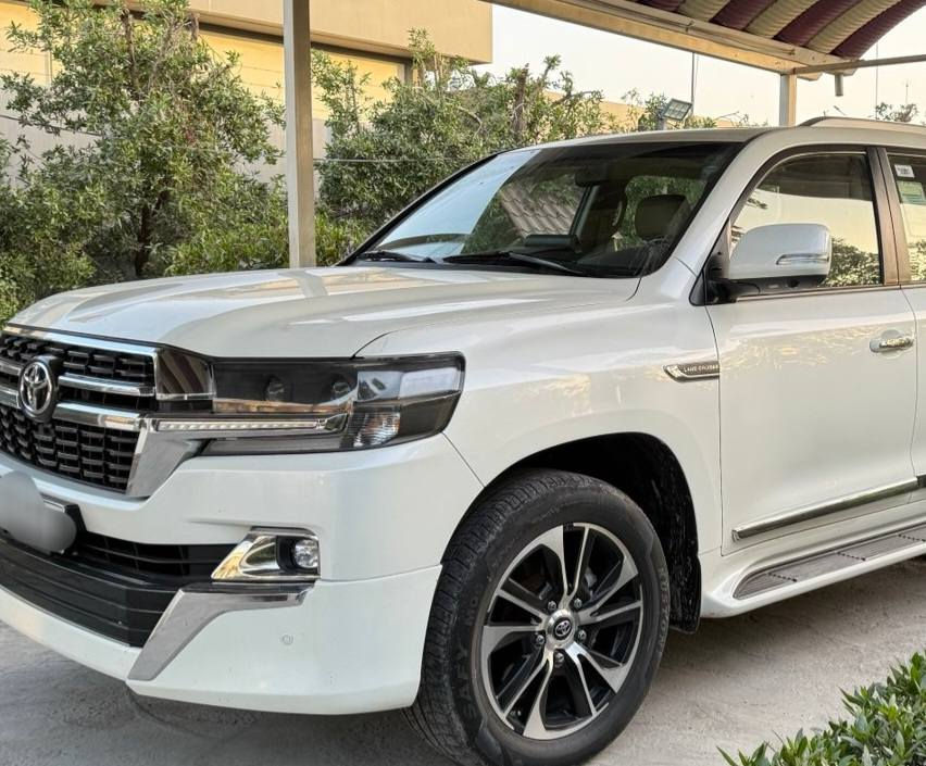 السلام عليكم . .
تويوتا لاندكروزر موديل 2021  شركات فول مواصفات بأسمي 
مقاعد الامامية  جلد٢كهرباء 
٤كامرات 
جنطة كهرباء 
٣شاشات 
كمبريسر هواء 
تشغيل عن بعد 
سلايد روف 
السعر النهائي/ 495 $ 
الإتصال/ ***********
