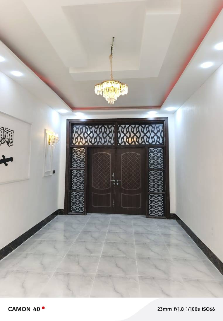 ***********يعلن مكتب النور العقار عمود262   بيت مقابل قرية الغدير شارع المطار
تفاصيل البيت 👇👇المساحه 150متر عرض شارع 17متر اناره جيهتين معا كافت الخدمات
#استقبال  
#غرف نوم عدد 2
#وصاله عدد 1
#حمامات عدد 2 سعره 60مليون قريب علا شارع صب 
#ملاحضة البيت بناء 2025
سند 25
#شارع عرض 17 متر
ماء+كهرباء+كيبل ضوئي مقابيل +مولده+مدارس حكوميه واهليه ومول تسوق منزلي 

جميع الخدمات متوفره
للاتصال 
***********واتساب
