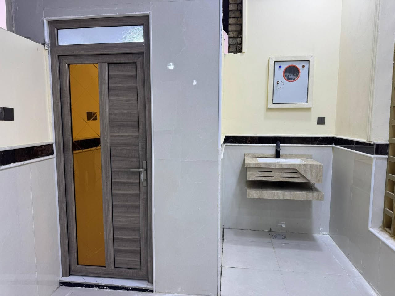 دار للــبــيــع المساحة 200 م في جمعيات حجي حسن قرب أسواق العائلة طابق واحد بناء حديث جاهز للسكن للإستفسار الإتصال على ***********
