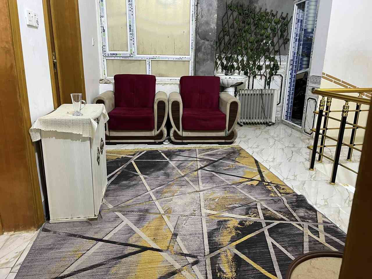 السلام عليكم
دار للبيع في حي العباس الفرع الاول مساحة ١٠٥م واجهيه ١٠ طابو زراعي سند ٢٥ (بداية حولي فرع الاول له ثلاث مداخل من شارع بغداد اسواق عبدلله و شارع بارون وشارع فرع الاول قريب على شارع العام .
محتويات البيت 
يحتوي على اربع غرف نوم
الطابق الاول
طارمه وصحيات 
مطبخ حار +بارد + صاله + استقبال +غرفة نوم + منوار خلفي
الطابق الثاني 
يحتوي على ثلاث غرف نوم + صاله + حمام + بالكونه 
الطابق ثالث 
بيتونه كبيره تصلح مخزن 
الاستفسار الاتصال على رقم 
***********واتساب او اتصال 
***********
