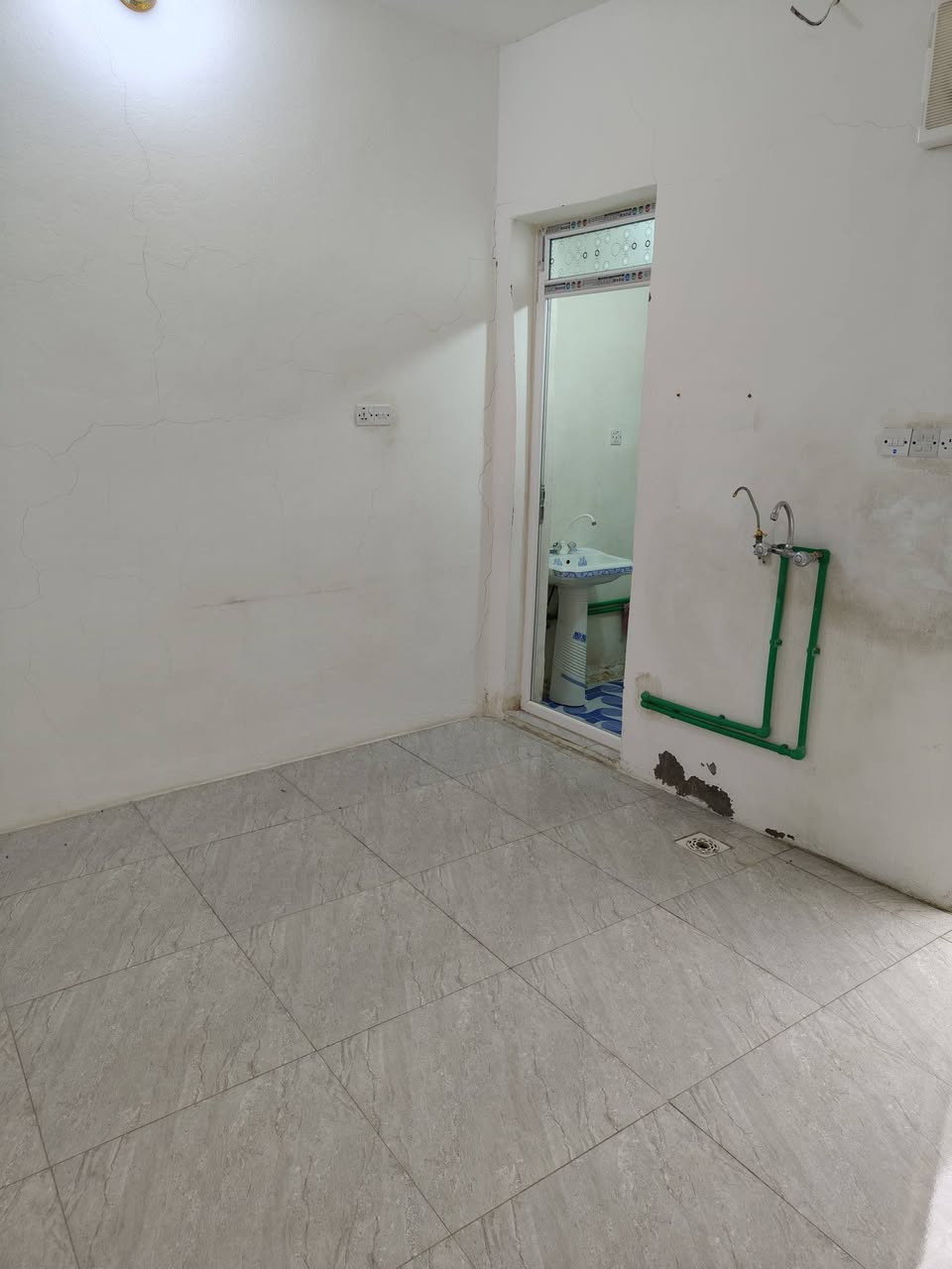 السلام عليكم مشتمل للأيجار قرب مدرسه الحريه قريب على سوق سعر الأيجار 300 للأستفسار ‏‏‪0781 373 8375‬‏
