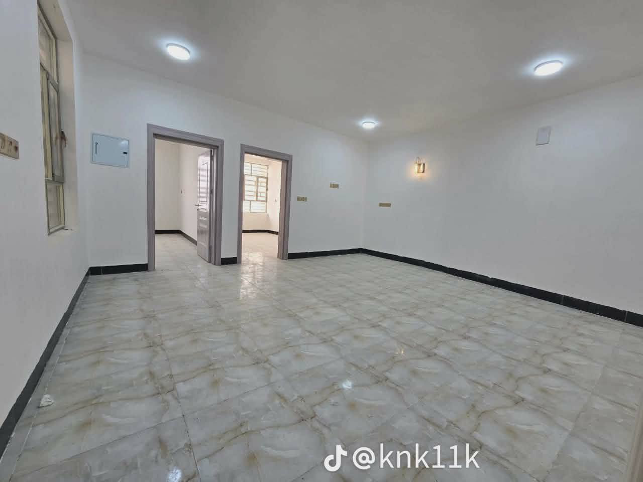 بيت في كربلاء يبعد عن الامام كيلو متر المساحة 160م
يحتوي على 6 غرف نوم وستقبال وصالة ومطبخ حار وبارد والصحيات نظام سويتات + داخلية وخارجية بناء درجة الأولى سند 25 مباشر من صاحب السند اصولي 100%
للأستفسار سيد احمد للتسويق العقاري  ***********
