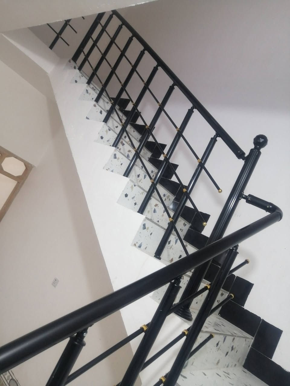 السلام عليكم ورحمة الله
مشتمل 125 م واجهة 6.25 &20

شارع 10 متر قريب من تجاري

خدمات ماء و كهرباء ..نت.. مولد 

عقد زراعي بيه معاملة طابو

بناء بلوك 2024 كامل عدا الواجهية

قرية المختار قرب جامع الخناجرة

السعر 40 وبيه مجال 

للتواصل ***********
