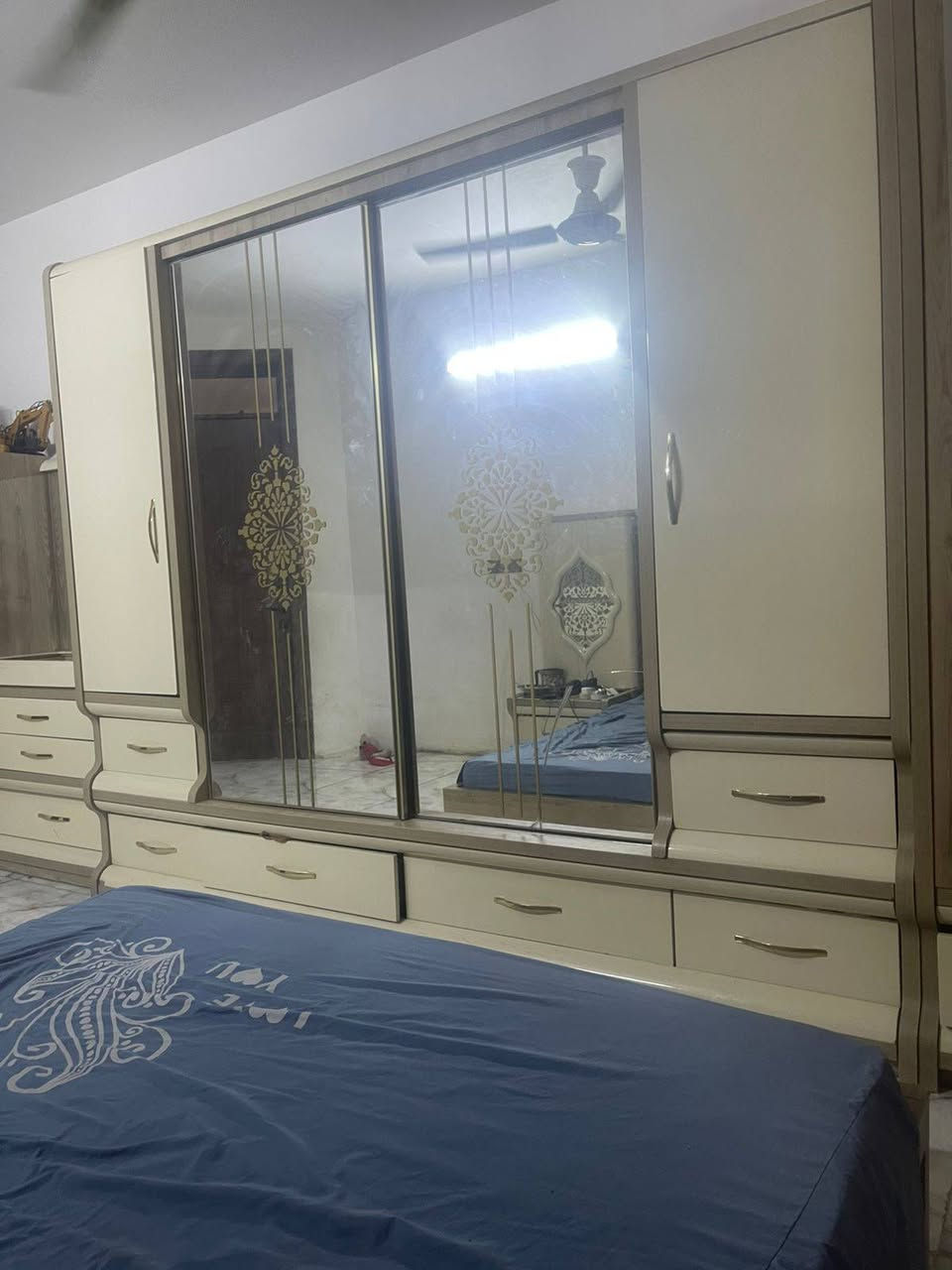 السلام عليكم غرفه تركي عشر قطع ثكيله اصليه اخذتها ب مليونين رايدها ب 800 ومجال قليل مكاني بغداد البلديات رقم  ***********
