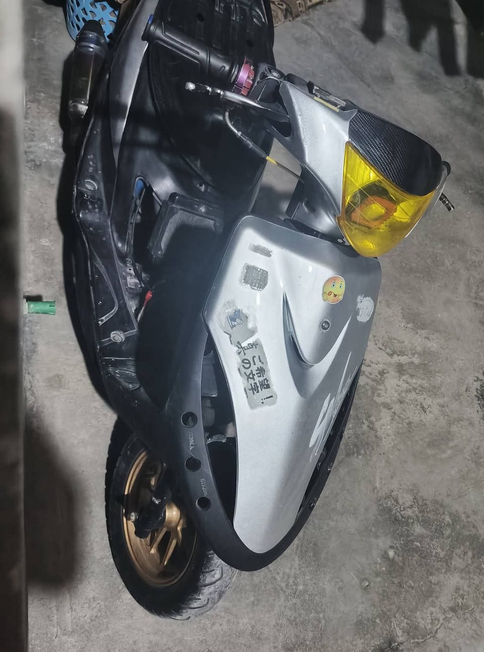 السلام عليكم عدلة مال مطارح مكينة سكنز كابريتر بوشة 63هاون بمعنىٰ الكلمة 
الدراجة عليها بوشة تي ام وكور بصمة سلف ترچية مال مكاين كبار قباقة كور اصلي كابريتر قفاز حجم 34اصلي كلج خلفي رياضي مامعروف كلج امامي رياضي مامعروف خرز كبار المروحة بلادي فقط بيها دبل خلفي رياضي عضمة سكليتر كرزي يدات بريك اصلي ويل امامي مفتر اصلي تايرات جلاتين الدراجة مضبطة وبيها غراض خير من ﷲ تجي تفحص شرط الدوس نقص الدراجة فقط صدر امامي وفچ وفلنجة مكاني حلة للأستفسار ‏‪***********‬‏ شباب فدوة الميعرف اسعار دراجات المطارح ليراسلني وتحياتي الكم اخوتي 💞.
