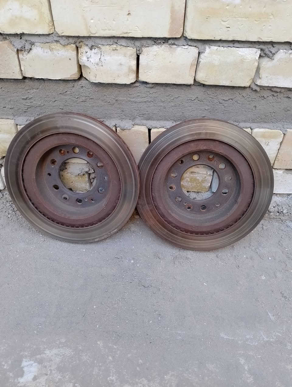 سلام عليكم عندي فلنجات مال سيارة لكزس لو لاندكروزر ماعرف بظبط جدد بلكارتونة قيم ب  يرضي الله ***********
