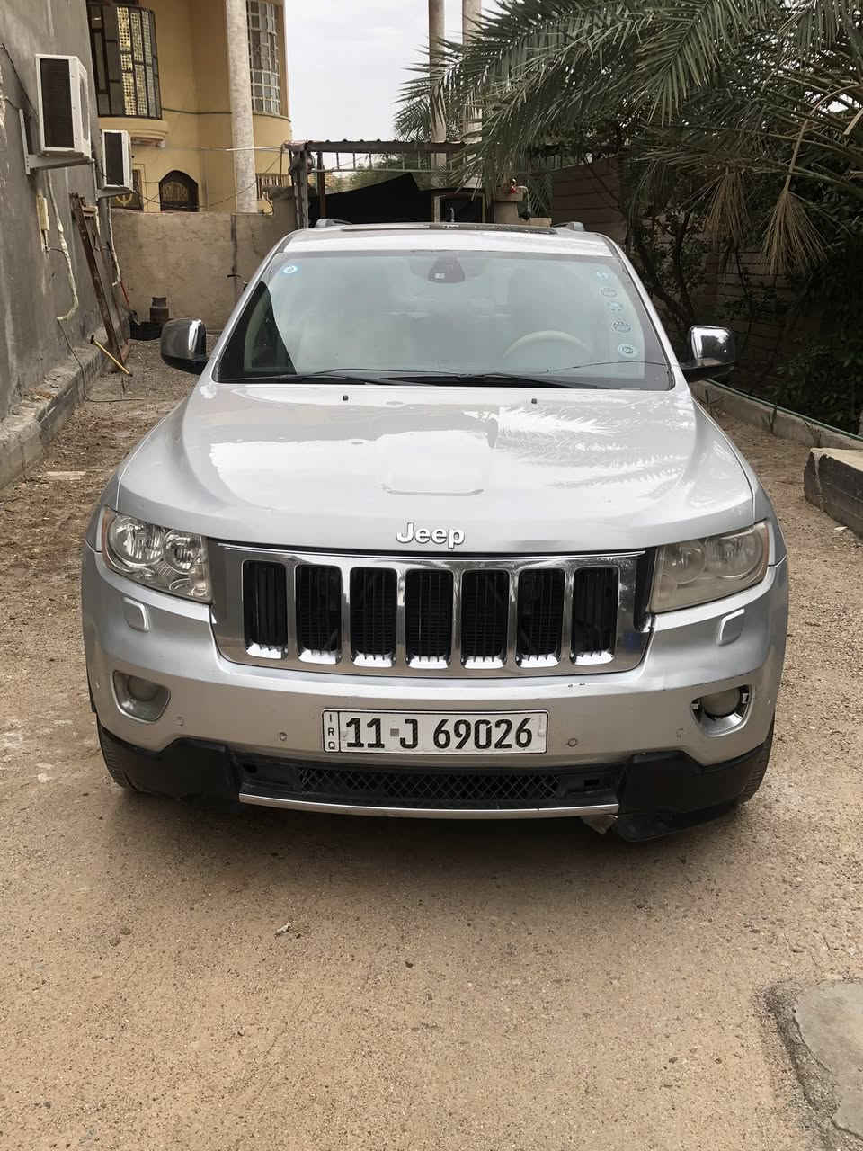 السلام عليكم 
للبيع جيب گراند شيروكي 2012 خليجي لمتدد فول مواصفات
محرك 6 سلندر
حساسات امامية و خلفية 
خمسة وضعيات للقيادة 
شاشة بلوتوث 
تحكمات ستيرن 
مثبت سرعة
تنتة/بانوراما 
سستم صوت 8 سماعات مع دمام خلفي 
تدفئة بالكشنات 
 السيارة محرك و گير مكفولات و مكفولة من الحادث 
بيهه معجون بباب السائق شوية و بالتكمة من جهة باب السائق موضحات بالسونار و البيبان الثنين من جهة العبري انطخن شوية عندي قبل اسبوعين و سويتهن 
قبل شهر مبدل حدادة و تخم تايرات جديد 
السيارة ماشية 307 الف كيلو متر 

البصرة القرنة الشرش

 
للاستفسار 
***********/واتساب فقط 
***********/اتصال
