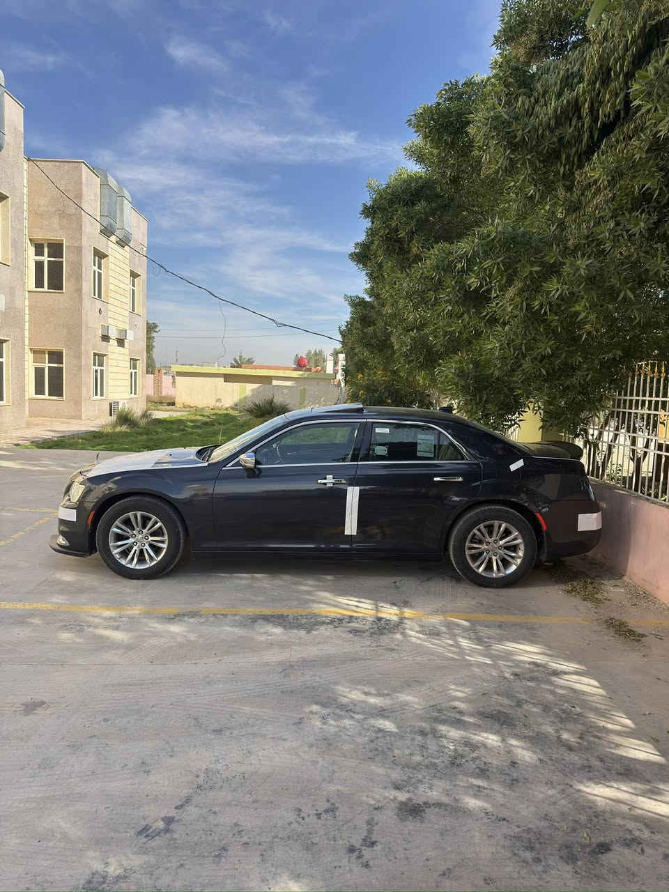 السلام عليكم 
 للبيع كرايسلر 300 limited  2018  (امريكي) 
            السيارة بلاتينوم فول الفول
     جديده جداً شرط التقرير و السونار 
 كفاله عامه من صبغ  حته دعامياتها
كفاله والكير والمكينه والاكسل وناشر السونار
السياره جديده بمعنئ الكلمة كارتون مال جناي 
ماشيه 62 الف ميل شرط الفحص والسونار
فول مواصفات ١/١  
حجم المحرك: 3600
كير ماوس 8 نمر 
دبل سلايت بانوراما 
تشغيل عن بعد 
شاشه جبيره   
حساسات اماميه + خلفية
رادار امامي تحديد مسار
رادار امامي مانع تصادم
رادار جانبي ب المري
سستم صوت 14 سماعة 
قطعتين تبريد ثلج 
كشن خزن ميموري 3 وضعيات
كشنات جلد اسود
مقاعد اثنين كهرباء (تدفئة+تبريد) 
كشن خلفية تدفئه
تدفئه بلاستيرن  
مري قلاب ويه ال R
مري معتم جانبي+وسطيه
اشاير ب المري+ترحيب
يدات ستيل اصل 
الداخل صاج ملكي  
شاشه كار بلي 
نظام_خرائط(نظام ملاحة)_Navigatio
كامرة خلفية اصلية
 استيرن كهرباء 
فول تحكم استيرن (جهتين امامي + جهتين خلفي)
 نضام eco اقتصادي
مري _جانبي_تدفئة
مرايا_جانبية_حساسة_للضباب_تعمل_تلقائياً  
لايت عدسة زينون يصعد وينزل ويه الستيرن 
كشافات زنون   
ويل حجم 18 مكسيكي اصلي   
السياره تو ويل  
صدر جديد  باتري جديد تخم تاير جديده  
منضومه تبريد+بانزين بلشرط كله جديد
الاسبير المقدس منازل مال وكاله 
السياره جديده بمعنئ الكلمه ولا كلوب مشتغل بلدشبول 
عليها منضومه زينون عدسات شرط نهار   
السياره ما مشتغله خط بشرط الفحص و الجديد مبين
رقم وهزه وسنويه كله جديد 
رقم بغداد بسمي شخصيآ

السعر 250$ وبيه مجال للطيبين 
للإستفسار / مكان السياره ديالى المقدادية 
***********
                  ***********
