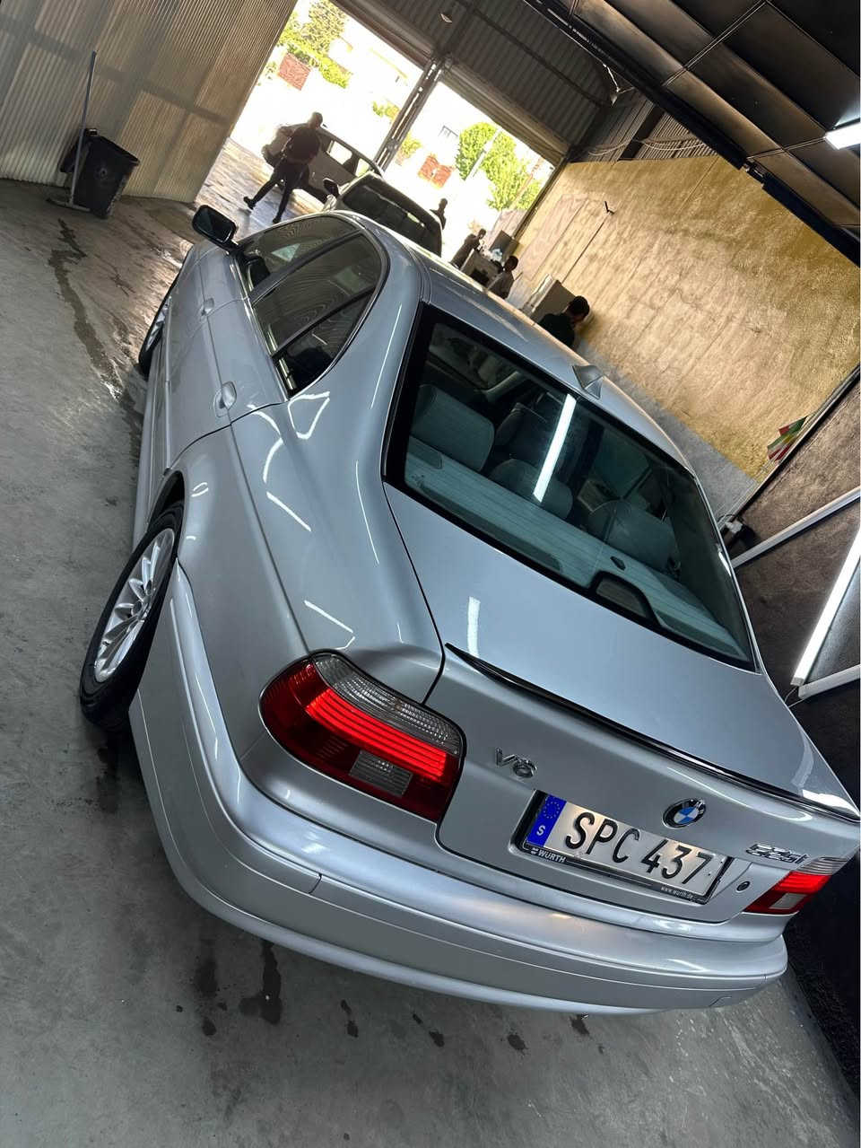 BMW 525
مۆدیل / 2001 
دەبڵ دیجیتاڵ 
سەیارەکی تا بڵێی خاوین و جوانە لەسەر دەقی شەریکەی خۆیتی
بەو شەرتەی بۆنی شەریکەی لێ بێت گوشین جلد و تەبریت مەرکەزی سلف و تەبریتی یەکە 
مەنەفێست ابراهیم خەلیل پاکانەی بە شەرت
بەبێ سبوغە بەس بن دەرکەی بەنزینی بستەک سبوغە  یەک قۆپی گچکەشی لەسەر بۆنیتی هەیە چاک نەکرایتەوە وەک کەمەک تەزرەی هەیە نرخەکەشی 85 وەڕەقە و مەحامەلەکی براینەشی تێدایە  
بۆ پەیوەندی کردن : *********** سوران, أربيل
