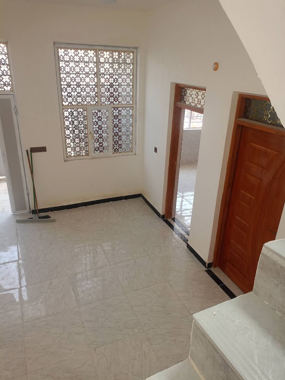 دار زراعي للبيع مساحة 140متر ناحية سديناوية قرب الدلة
 كافة الخدمات غرفتين وديوانية وصحيات ومطبخ وصالة ومنور وحمام داخلي السعر 65 للاستفسار ***********
