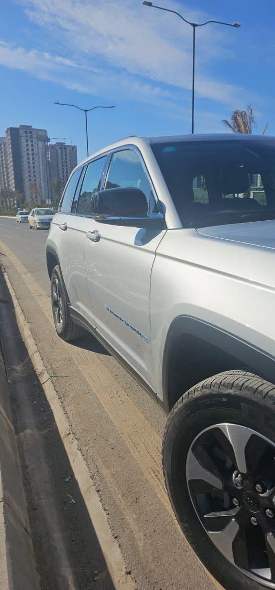 جيب كراند شيروكي موديل 24 هايبرد بلك ان5 راكب
وارد امريكي فول مواصفات ان 3 شاشات
السياره حادثها موضح بالصور والفيديو  ضربة بسيطة كلش فقط تبديل بنيد ومصبوغ بدون ايرباك و بدون جاملغ بدون  لغد والباقي كفاله عامه وكله على بلادي 

‏ Grand Cherokee limited 4Xe 2024 2.0L 
رقم بغداد بسمي تحويل ثاني يوم 
ماشية 35 الف كليو متر
🟫 حجم المحرك ٢٠٠٠ تيربو جارج ٣٧٥ حصان مع محرك الكهرباء  
نظام الشحن : الشحنة الوحدة تمشيك ٤٥ كيلو بدون بانزين نهائيا 
داخل السياره لون اسود جلد 
🔴محرك تيربو + هايبرد + بلك ان  3 انظمة السائق يختار 
🔴 حساسات خلفية
🔴 ‏‎حساسات جانبيه بالمري
🔴 خمسة راكب 
🔴 رادار 360 درجة
🔴  تحديد مسار   
🔴  تبريد قطعتين
🔴 ثلاث انضمة قيادة 
🔴 بانوراما 
🔴 دفع رباعي. 
🔴 كير ماوس مع وضعيات القياده المختلفه للجبال والطرق الوعره والرمال والطين
🔴 شفتات ستيرن 
🔴 هاند بريك بصمه 
🔴مقود جلد + تدفئة 
مواصفات 
1️⃣ لايتات لد 
2️⃣ هيترات في الكشن الربعه
3️⃣ شاشات عدد3
4️⃣ كراسي خزن ميموري  
5️⃣ سستم صوت ALPINEو دمام خلفي بلادي 
6️⃣ تشغيل عن بعد
7️⃣ نظام محاكاة العجلة الذكي 
8️⃣ نظام ملاحة 
9️⃣ نظام قيادة ذاتية بريك امامي خلفي اوتو (توقف ذاتي 
والسياره نظيفه معنى الكلمه
السعر 330ورقه وبيها مجال 
مكاني بغداد ***********
