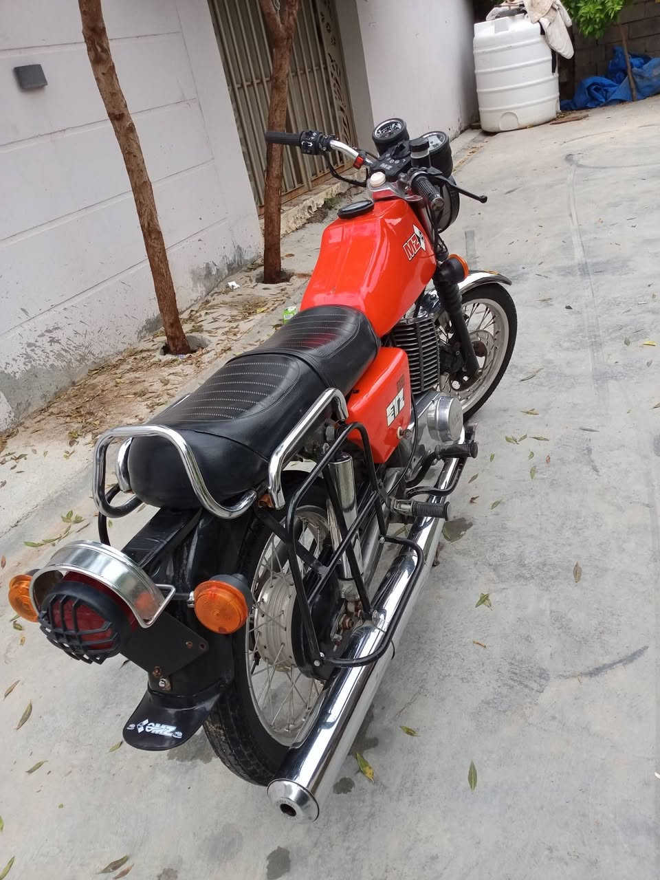 سلام عليكم من رخصت مدير الكروب دراجة امزت 82 دراجة كصه واحد 1عل فتح دراجه كامله مكمله  بيه لحيم بل خشم وجه الكشن دراجه معمره عله اخر حبايه ترايك وين ميعجبك مكاني ديالى بعقوبة ‏‪***********‬‏ الخاص مغلق السعر مليون  600وبيه مجال للشراي
