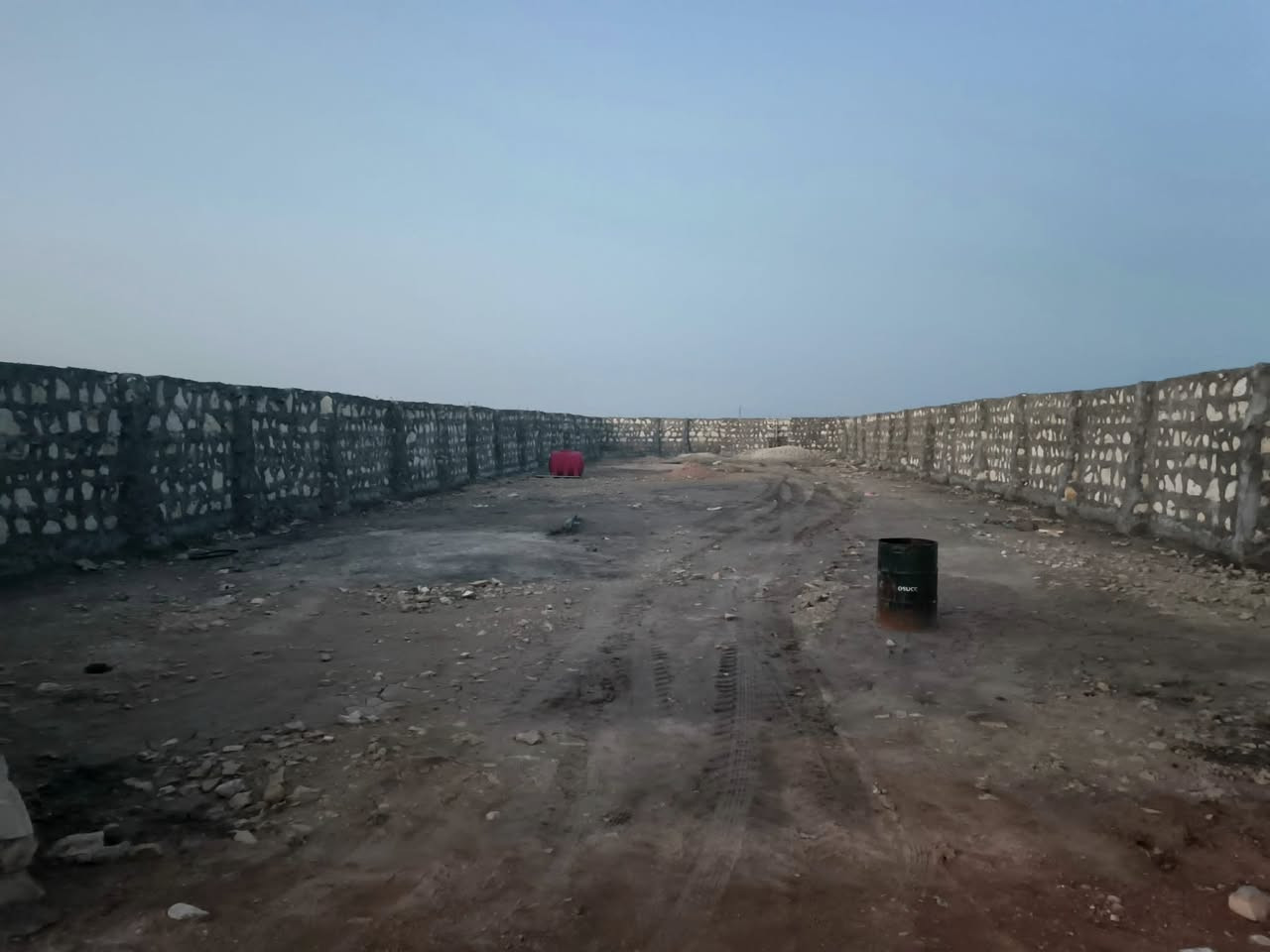 السلام عليكم للبيع ١٠٠٠ الف متر العنوان مقابيل معمل طابوك القادسيه نزله مجمع النرجس تبليط وماي وكهرباء كلهن متوفرات ومسيجه حجر وجاهزه 25الاستفسار ***********
