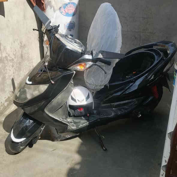 سلام عليكم دراجة سكنس فحل ياباني دراجة شلعة ومعدل بدل بيهة بس زنجيل لمكينة كهربائات شغالة كلهة
دراجة رايدهة ب780 والله دراجة نضيفة ومحافض عليهة بس اريد ابيعهة واجيب دراجة اشتغل بيهة دلفري 
متواجد ***********بس واتساب
