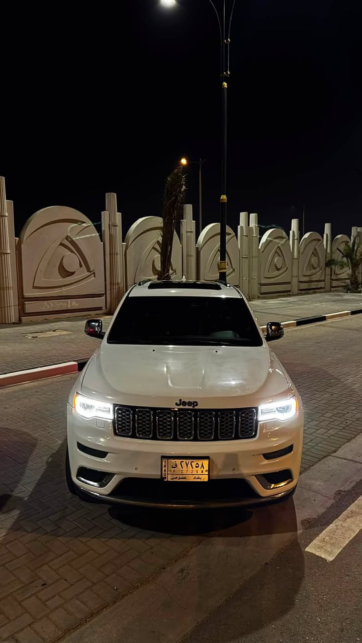 جيب قراند شيروكي سومت 2020 فول مواصفات اعلى فئة 8 سلندر 5700 محرك قوي  جكات ترفع وتنزل السيارة   بانورما كاميرا خلفية  صندوق كهربائي  نقط عمياء كار بلاي   وضعيات قيادة سببورت و ايكو اقتصادي  تشغيل عن بعد  عدسات زينون   مقاعد جلد تدفئة و تبريد  تحكم كهربائي  مرايات كهربائية و بعد مواصفات هواي  السيارة كاملة ضربتها  جاملغ و بنيد قطعتين  ضربه خفيفة  سونار موجود   السيارة ما ناقصها شي  رقمها بغداد مشروع وطني 

****السعر 305 و بيها مجال بسيط 
***********
