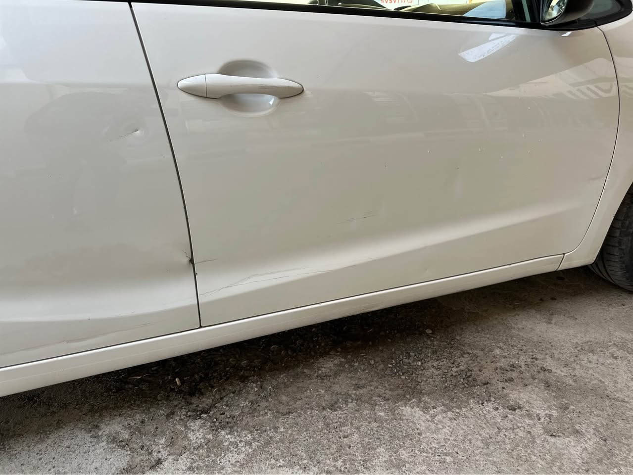 فورتي موديل 2017 رقم اربيل بأسم شركة تحويل او وكالة 
مكانها بغداد 
ماشية74 الف مايل 
محرك 2000 دوش
حادثها من امريكا بنيد فقط هنا بالعراق صار بيها تخريب وانصبغت صفحة وقمارة وصندوك بدون قطرة معجون وبدون تصليح  انصبغت انذب عليها بطش والصفحة الثانية بيها شخوط بسيطة موضحة كلها ليبل واحد
السيارة لغود شواصي دواخل مكفولة عليها ادامة كاملة مجاول نوزلات بلكات تخم تاير كير مكينة كفالة من الفتح دواخل جديدة شخط مابيهم كشنات مدوشمة جلد درجة اولى تبريد ثلج كامرة خلفية شاشة بلادية ابل كار بلي . 

للبيع او مراوس السعر 100 ينزل منها الغرامات والتحويل . 

*********** بغداد, العراق
