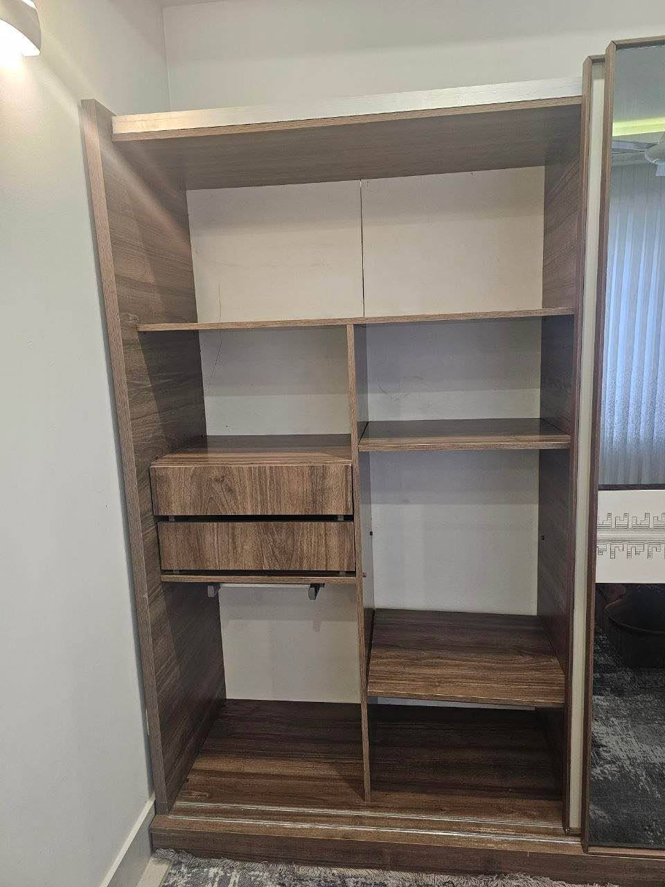 غرفة نوم نفرين مستعملة للبيع تتكون من ٥ قطع
الغرفة تحتاج صيانة لان خمس مرات انقلت 
الغرفة بدون تخت سرير موضح بالصور فقط الاطار 
سعر الغرفة 350 الف قفل بدون معاملة 
الشراي يجي هو يفتح الغرفة وياخذها ماعندي توصيل
العنوان
اربيل / تقاطع الاسكان شارع ٦٠ / خلف جامع قادر بله
رجاءا" اذا ما تشتري اعبر المنشور أربيل, العراق


**إذا كنت صاحب هذا الإعلان وتريد حذفه لأي سبب، رجاءا أرسل رسالة إلى الدعم الفني**