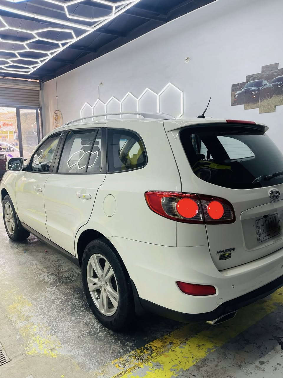 السلام عليكم
شباب سنتافي خليجي لون ابيض ثلاث قطع تبريد 
سبعه راكب فتحه شاشه ايباد كشن مخمل سويچ
مكينه 2400 اشاير بالمري داخل بيجي 
مكينه وكير حاويه وشرط لا فتح ولا تصليح 
صدر تمام تاير اكثر من نص عمر  رقم بغداد الماني
مبولشه وحمام السياره بدون لأفتح ولا ظرر فقط صبغ چاملغ
السعر 142 وبيها مجال للطيبين 
رجاءا رجاءً اقرأ التفاصيل قبل الاتصال 
للاستفسار ***********
