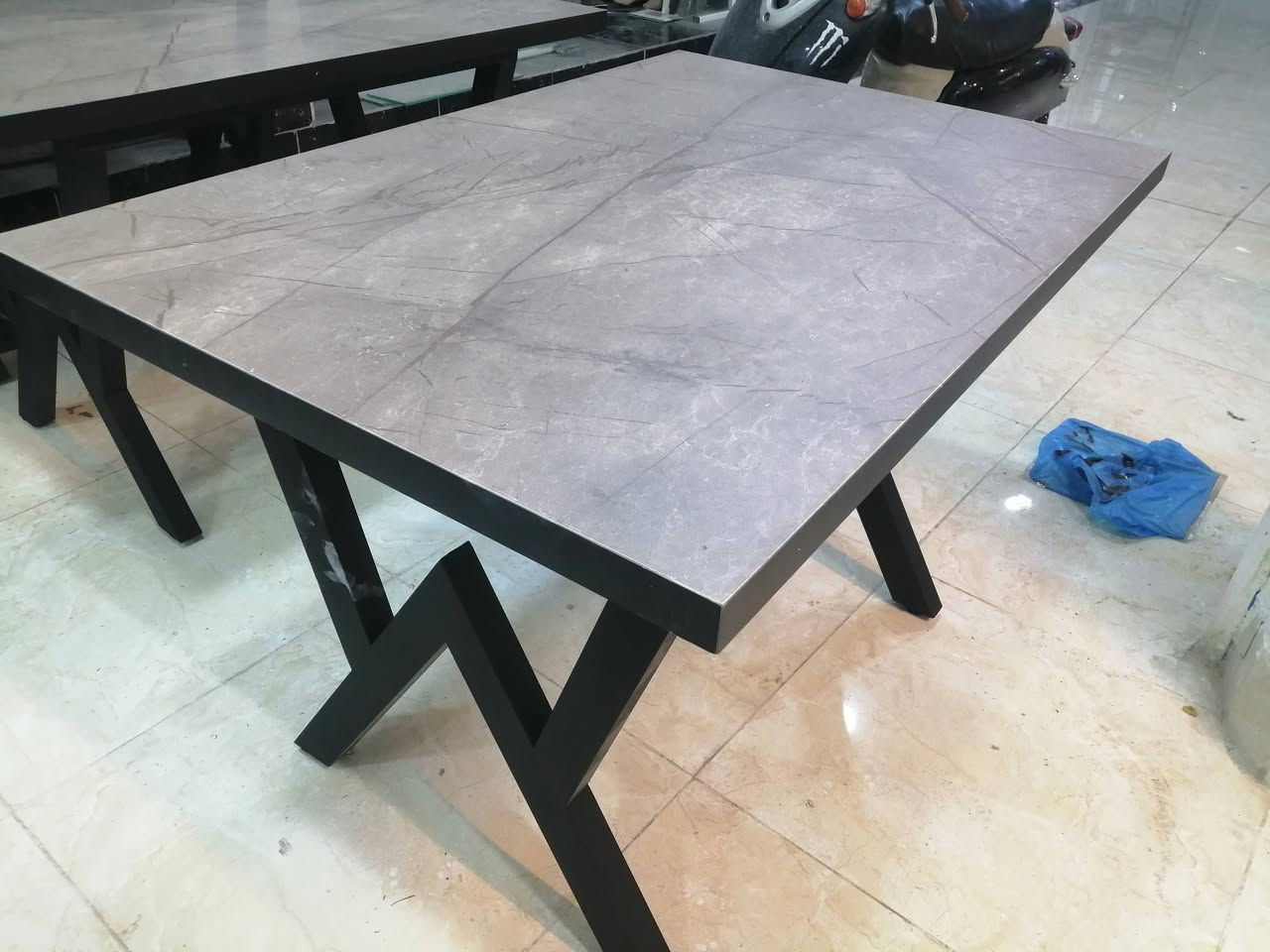 ميز طعام للمطاعم والحدائق والبيوت
ابو سليمان دامرجي ***********
عنوان كركوك
