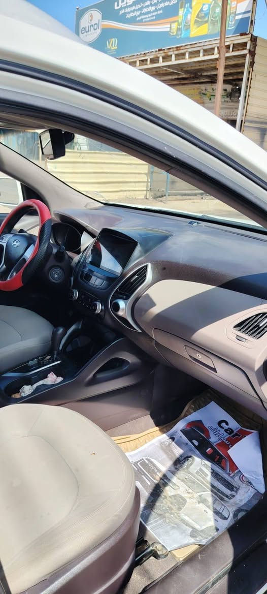 السلام عليكم توكسان 2011فول مواصفات بيهه بارد شويه بين البابتين بصفحت السايق وبيهه بارد بل جاملغ اليمنه سياره خير من الله جديده حيل وبل عافيه عل ياخذهه 
ماشيه 175 
السعر 130
للإستفسار الاتصال على الرقم ***********
