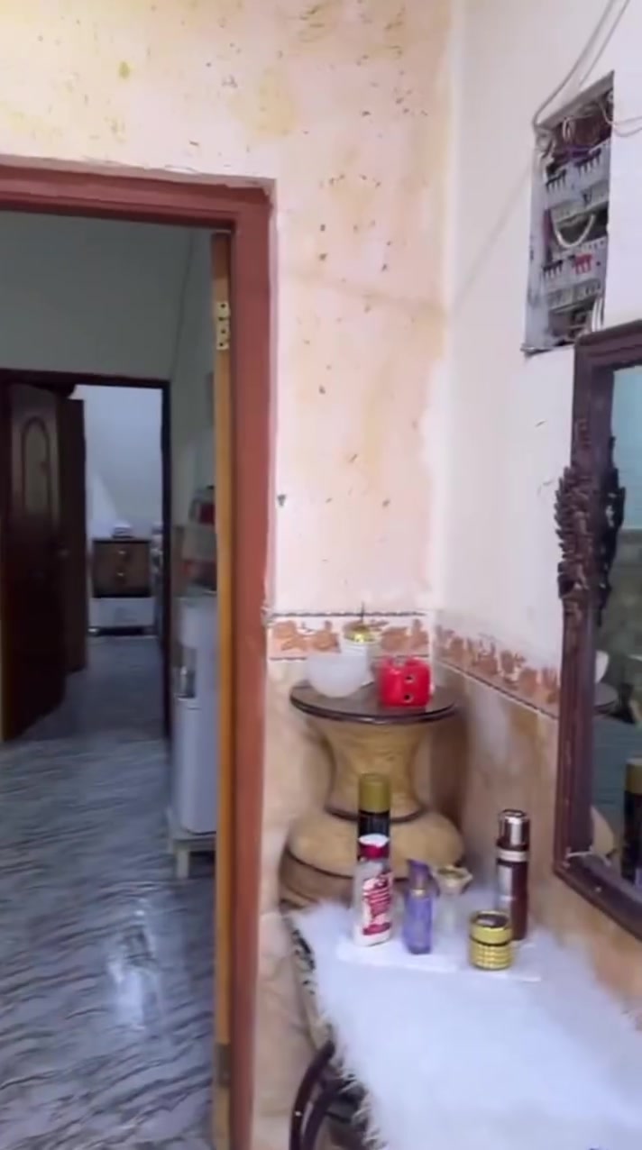 السلام عليكم  دار للبيع في السكك
التفاصيل داخل الفيديو. للتواصل الاتصال 
على الارقام. 
***********
