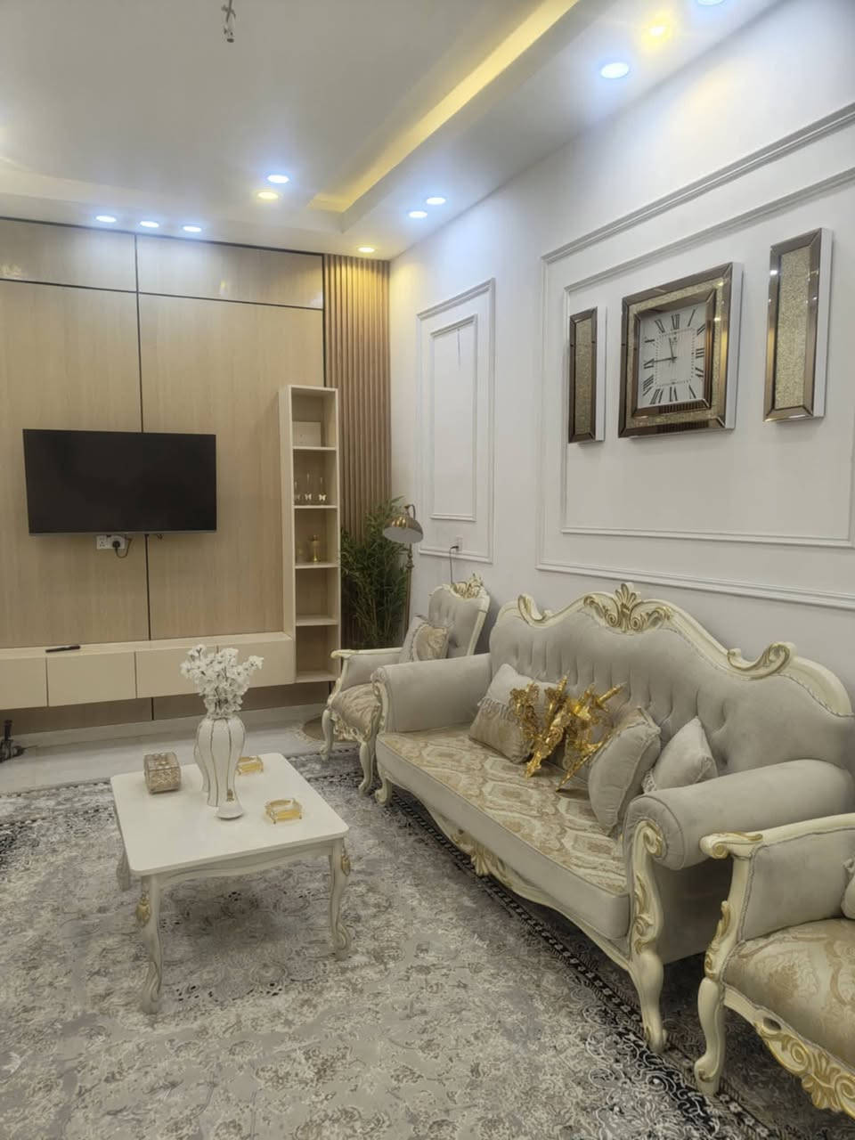 سلام عليكم بيت زراعي مقابيل مدرسه بغداد 200متر. 
طابقين. بلزديناويه عله شارعين سفينه. +السايدين
  البناء طابوك صب  كوكريت 4غرف سعر مناسب ***********
