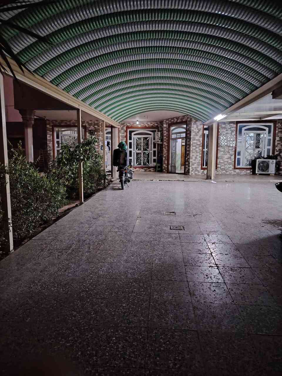 سلام عليكم  
((بيت  للبيع  في الدبله ناحية الابراهميه) 
مسحاة البيت الكليه 850 متر   مع قطعت ارض كما موضحه في التصوير  
يبعد عن الشارع العام 50متر 
يوجد فيه 4 غرف نوم 
2في الطابق الارضي 2في الطابق الثاني  
مجمع صحيات خارج البيت  
ومجمع صحيات داخل البيت  
يوجد مخزن كما موضحح في الصور 
 المطبخ 5في4.  الهول 8في 4 صالة طعام 4في 5 
المضيف 8في 4   
الغرفه الولى 5في 4 الغرفه الثانيه 4×4  الهول الطباق الثاني 8×4
الغرفه الثالثه 4×4
والرابعه 5×4
ترك   حوالي البيت

للاستفسار  ***********

          ***********
 الموقع  الحله  الدبله ناحية الابراهميه   مقابيل حسينية شيخ سالم
