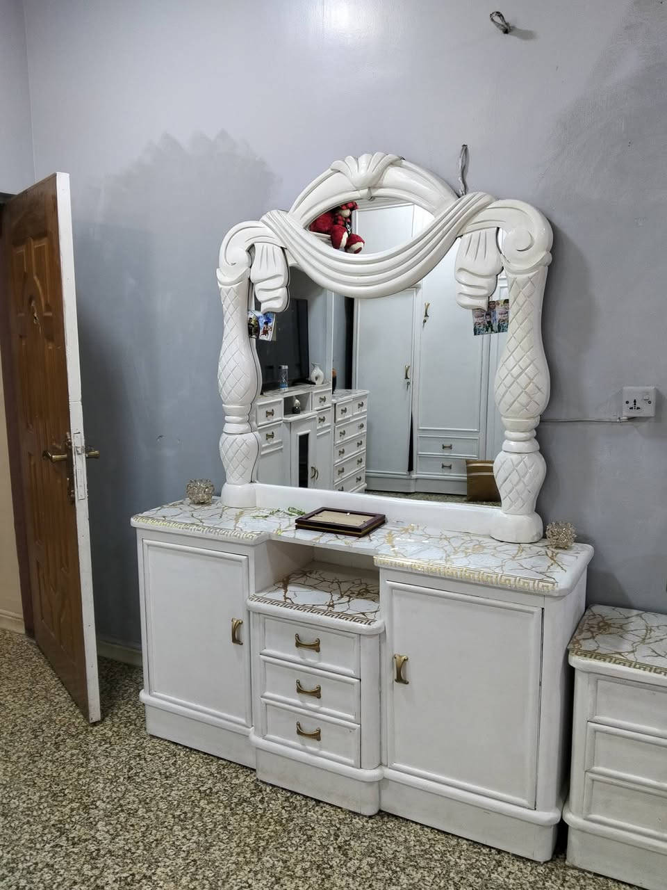 جربايه وميزتواليت وزاويه ميزاحذيه ومعرض تلفزيون 550000السعر بغداد الدوره ***********
