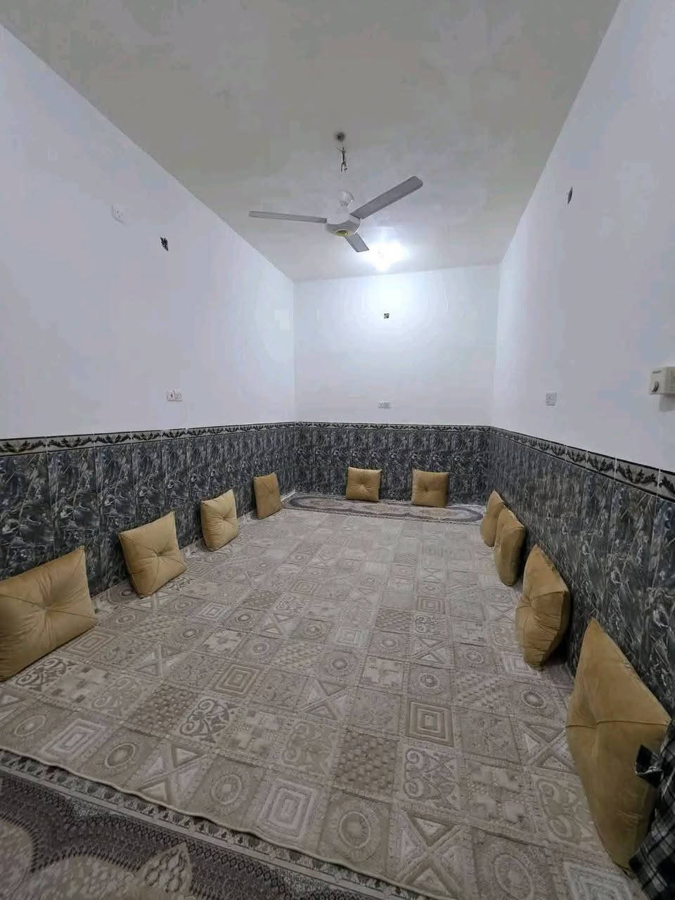 بيت للبيع بال36 

مساحه 120متر قرب مدرسة بيت العتيق طابقين 

الطابق الاول يحتوي على غرفة وصاله ومطبخ وبراني وصحيات 

الطابق الثاني يحتوي على غرفة وصاله 

السعر الكلي 125 مليون

مطلوب اسكان 45

التسديد الشهري 250 الف

للاستفسار اتصال على الارقام التالية 

***********

***********

مكتب المختار للعقارات  🏢🏢

العنوان حي الحكم شارع زمزم قرب حسينية السيدة زينب عليها السلام
