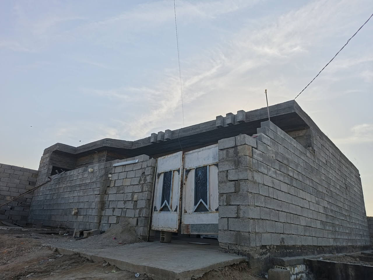 دار زراعي للبيع مساحته 153 متر يتكون من غرفتين اكبار ومطبخ وحمام كبير وستقبال وحمام خارجي ومحل بس مكامل المحل 
العنوان مستشفى التركي وره دائره المجاري الاستفسار اكثر الاتصال على الرقم ***********
